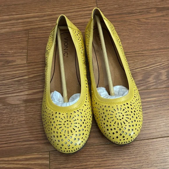 Vionic Robyn Perf Yellow Ballet Flats - Picture 3 of 7